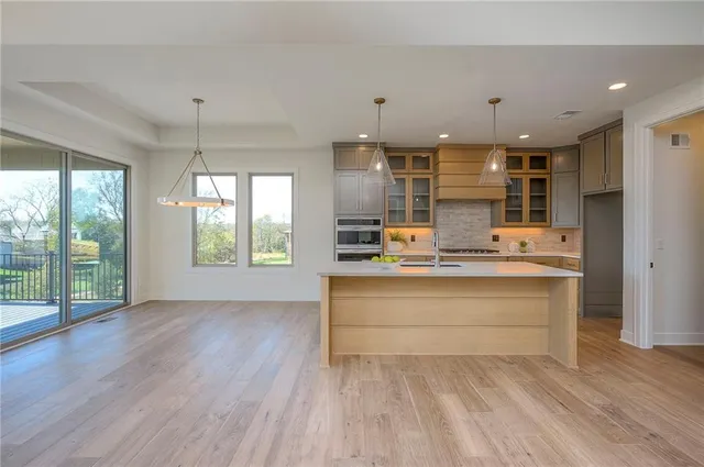 $659,900 | 907 Savannah Lane, Greenwood, MO 64034