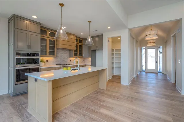 $659,900 | 907 Savannah Lane, Greenwood, MO 64034