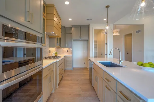 $659,900 | 907 Savannah Lane, Greenwood, MO 64034