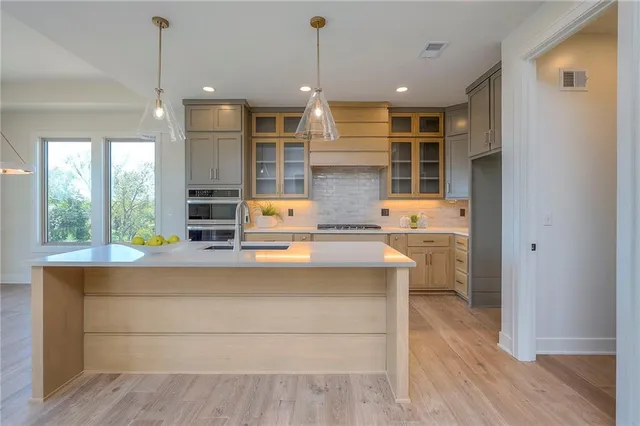 $659,900 | 907 Savannah Lane, Greenwood, MO 64034