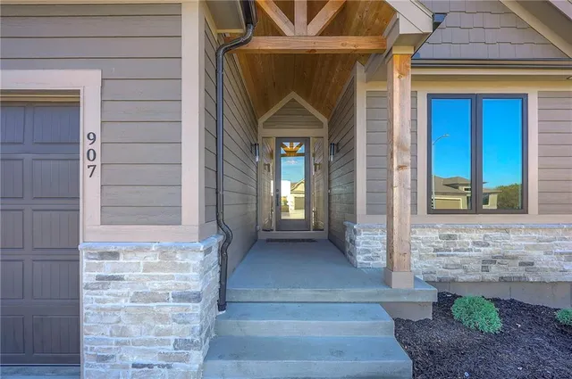 $659,900 | 907 Savannah Lane, Greenwood, MO 64034