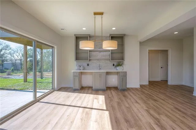 $659,900 | 907 Savannah Lane, Greenwood, MO 64034