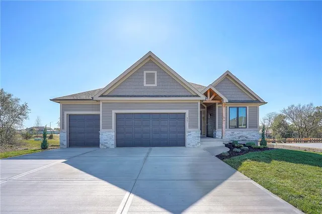 $659,900 | 907 Savannah Lane, Greenwood, MO 64034
