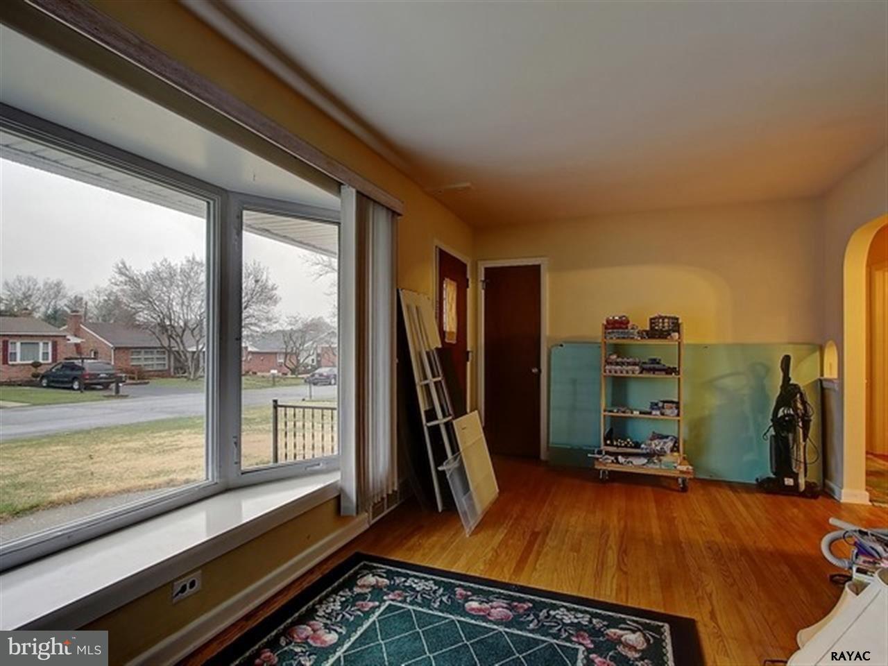 337 Wynwood Road York, PA 17402 - Photo 3 of 23 Gallery Image 3