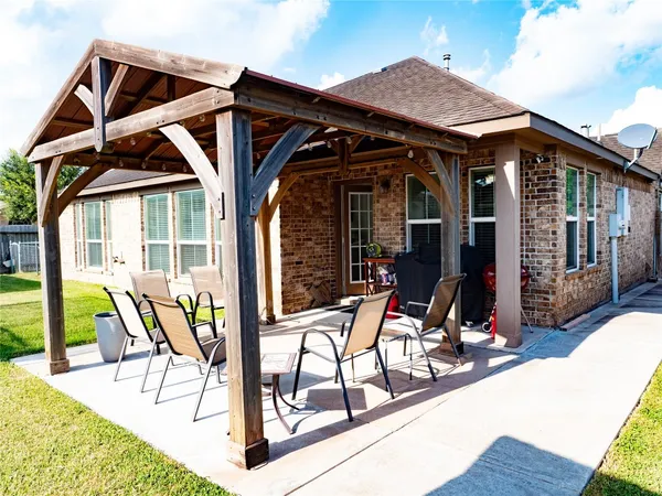 a view of a house with backyard and porch