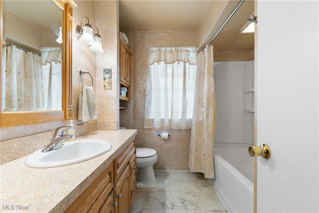 37 Greencroft Road Bedford, OH 44146 - Photo 16 of 27 Main Bathroom
