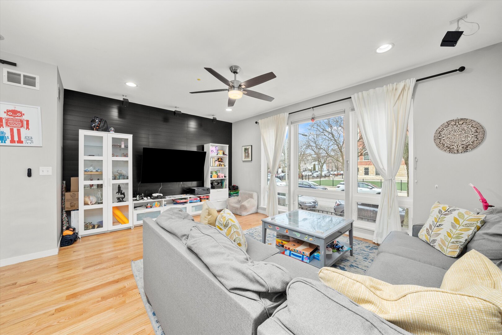 2028 North Point Street Chicago, IL 60647 - Photo 2 of 41