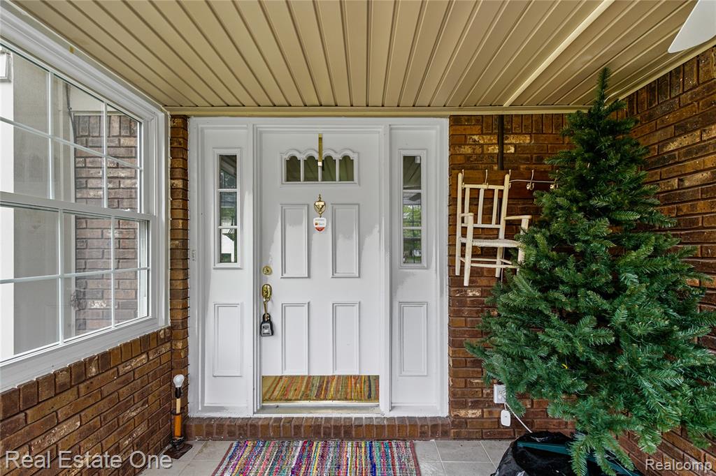 21462 Meridian Road Grosse Ile, MI 48138 - Photo 9 of 36 Gallery Image 9