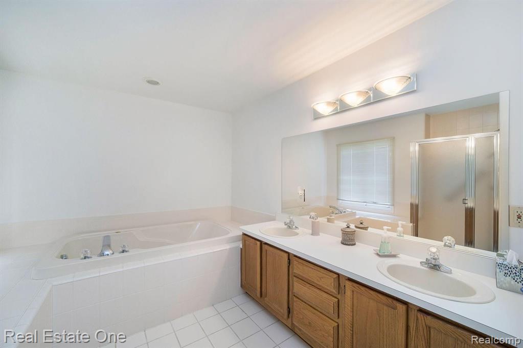 3380 Fairgrove Court Rochester Hills, MI 48309 - Photo 19 of 34