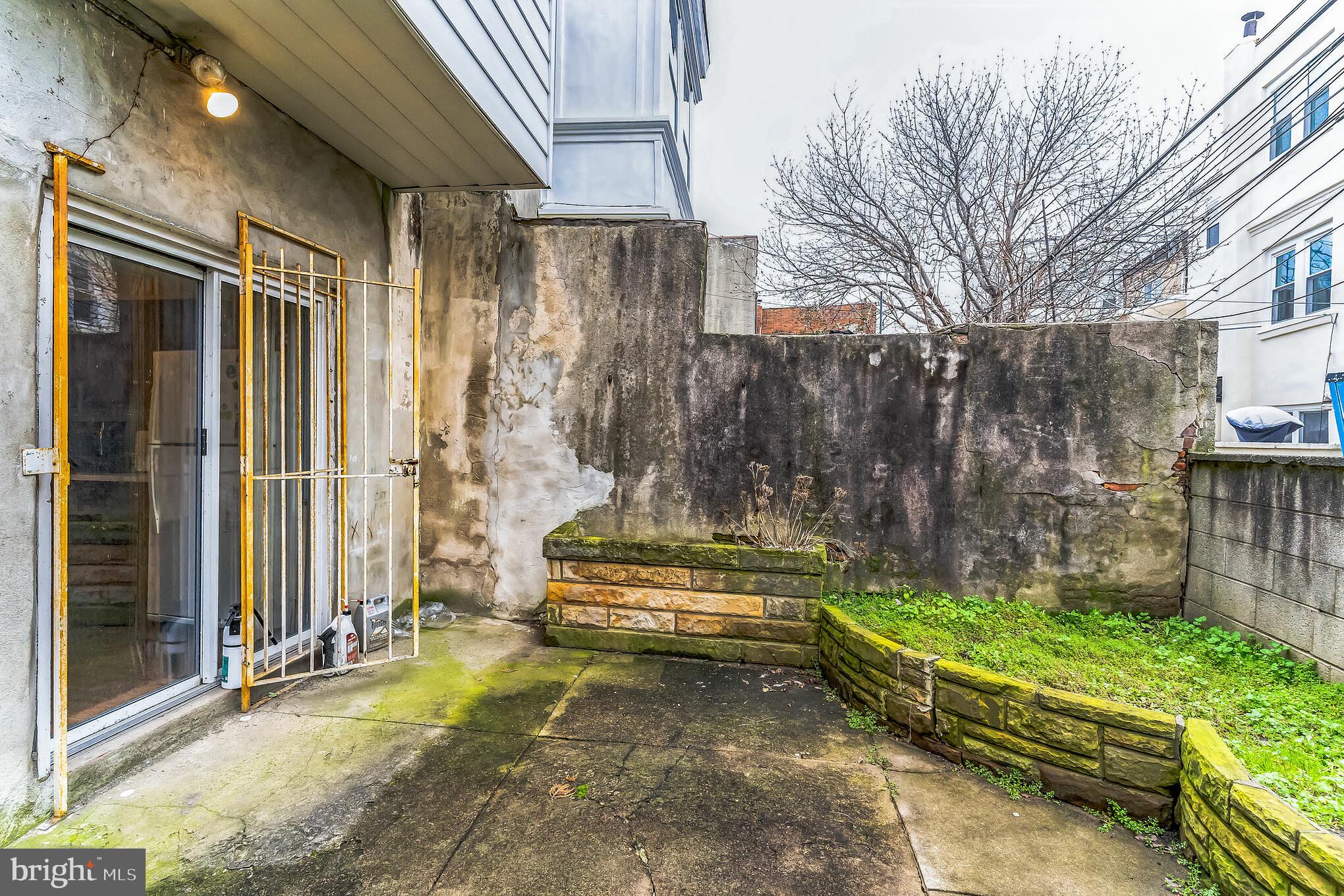 725 Reed Street Philadelphia, PA 19147 - Photo 32 of 34 Large yard needs new owner TLC