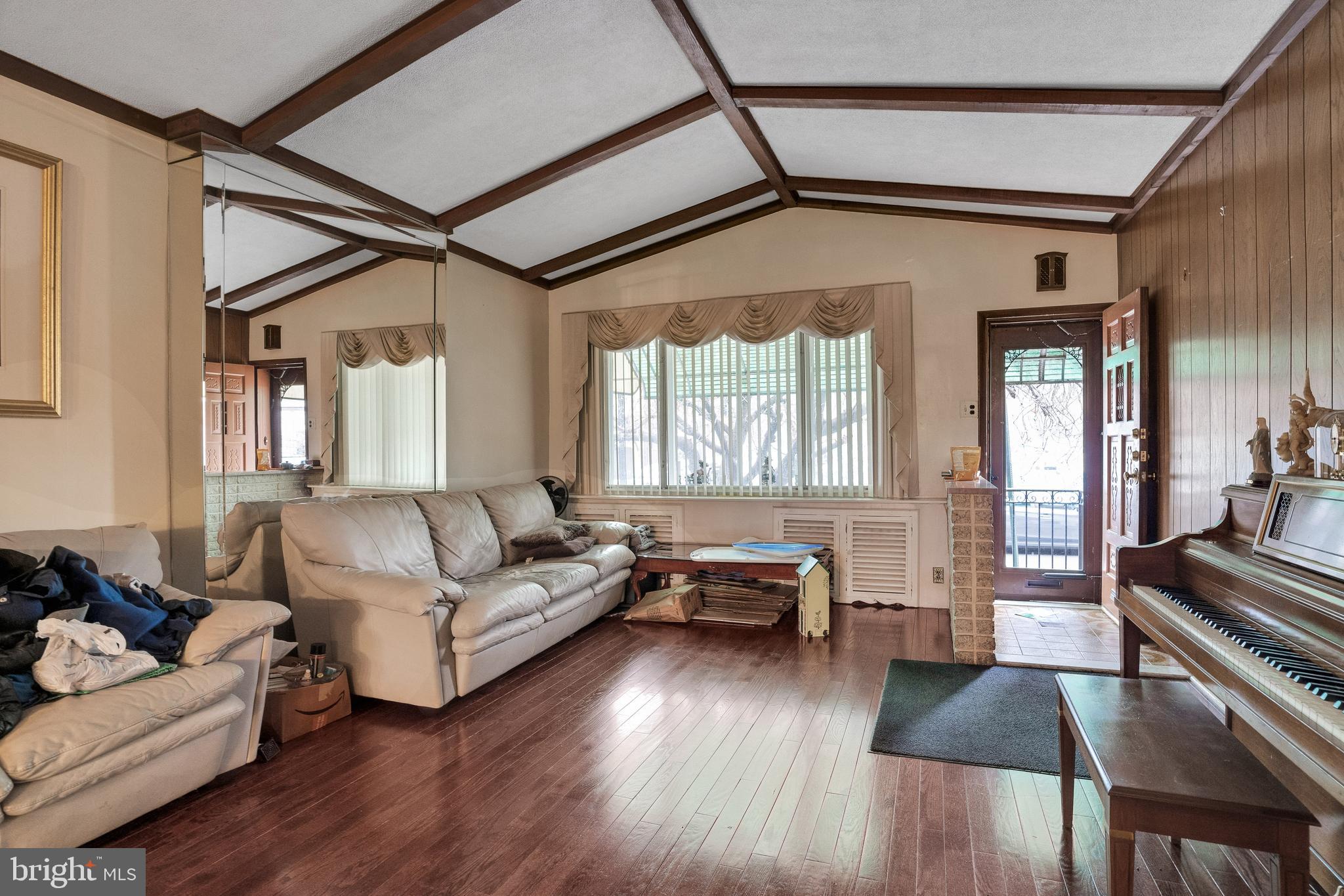 725 Reed Street Philadelphia, PA 19147 - Photo 5 of 34 Wonderful High Ceilings!