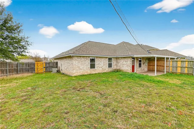 a view of a house with a backyard