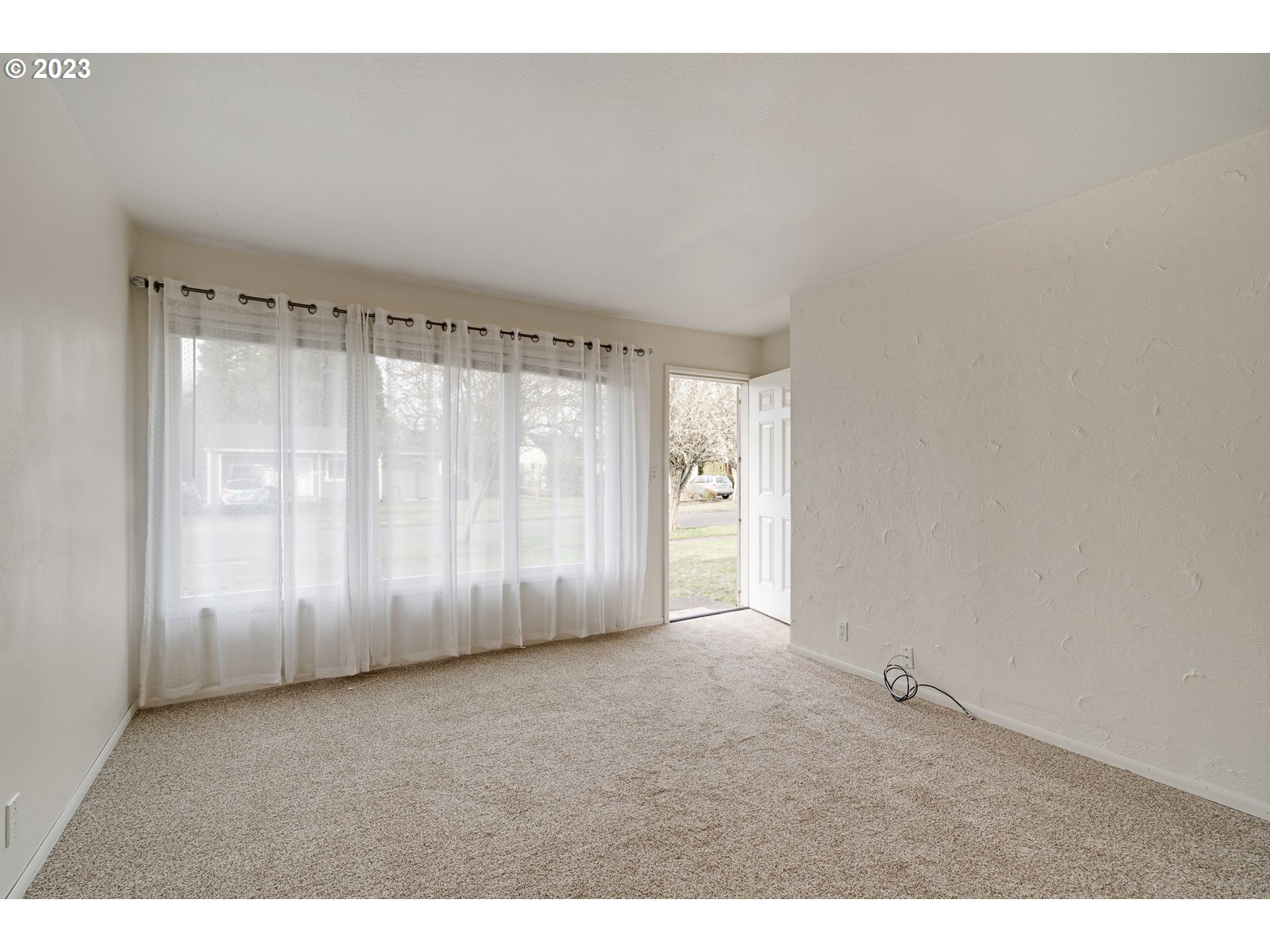 1403 L Street Springfield, OR 97477 - Photo 5 of 18 a view of an empty room with a window