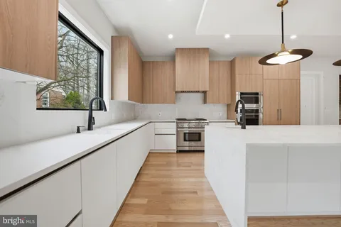 $2,447,000 | 7603 Burnside Court, Falls Church, VA 22043