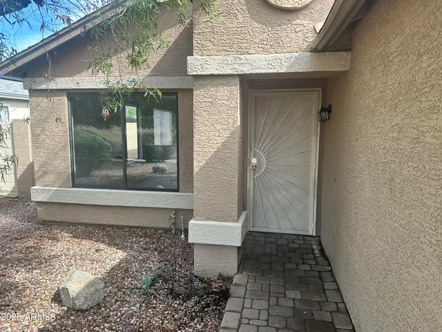 a view of a entrance of the house