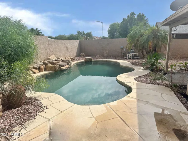 a view of a pathway with a pathway