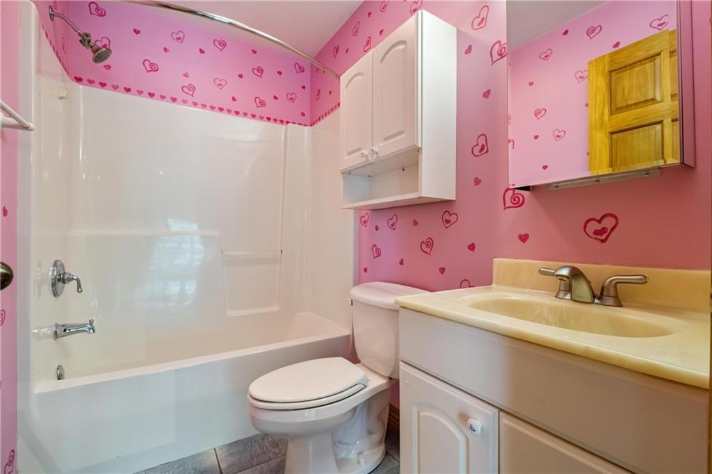 179 Goldsmith Road Pittsburgh, PA 15237 - Photo 30 of 50 a bathroom with a sink toilet vanity and tub