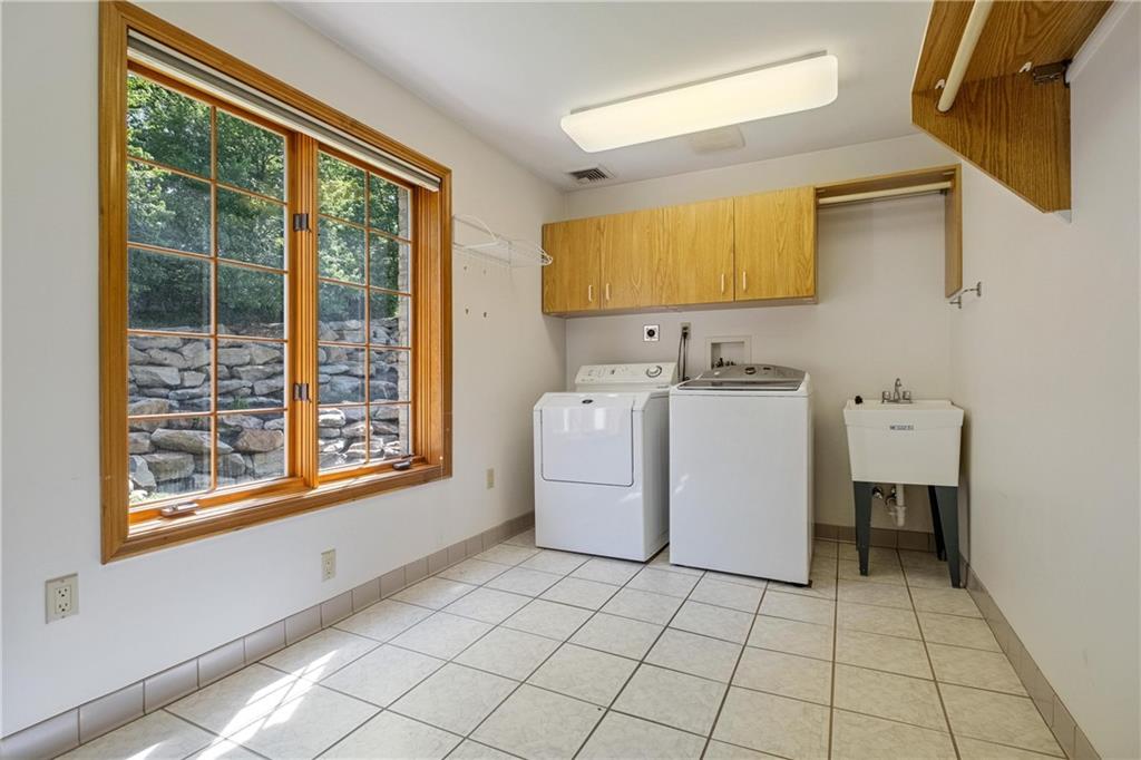 179 Goldsmith Road Pittsburgh, PA 15237 - Photo 39 of 50 a utility room with dryer and washer