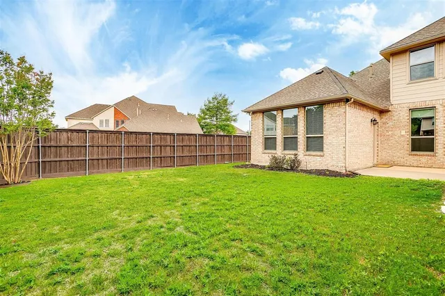 a view of a house with a backyard