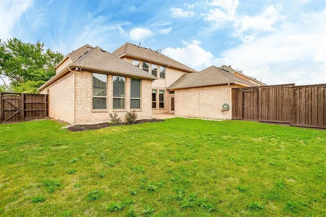 a view of a house with backyard and garden
