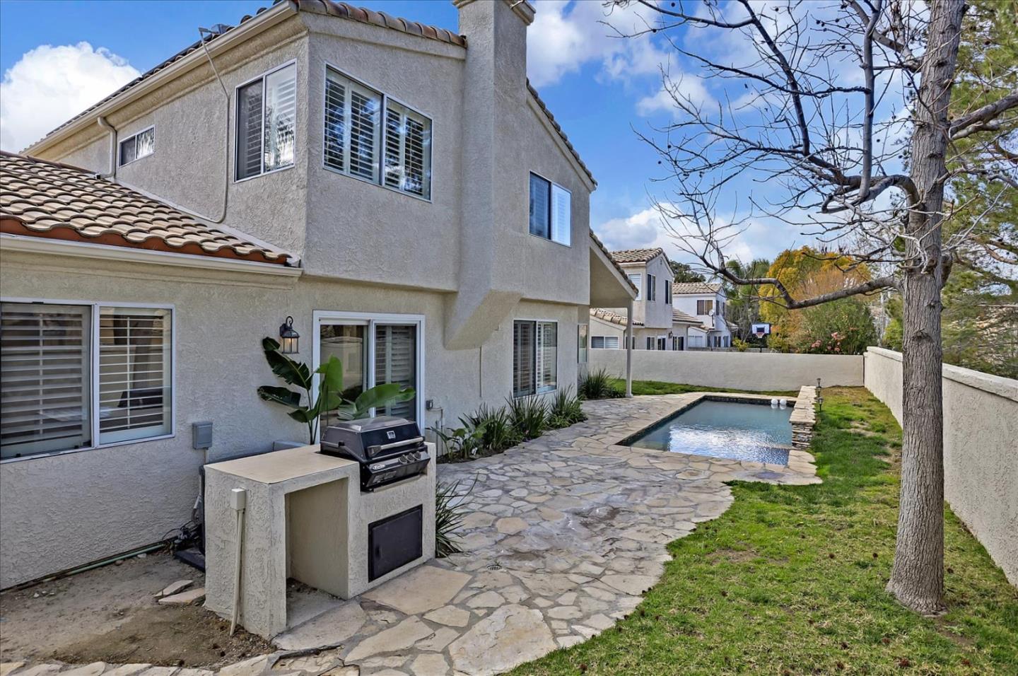 25307 Carson Way Stevenson Ranch, CA 91381 - Photo 34 of 36 a front view of a house with garden
