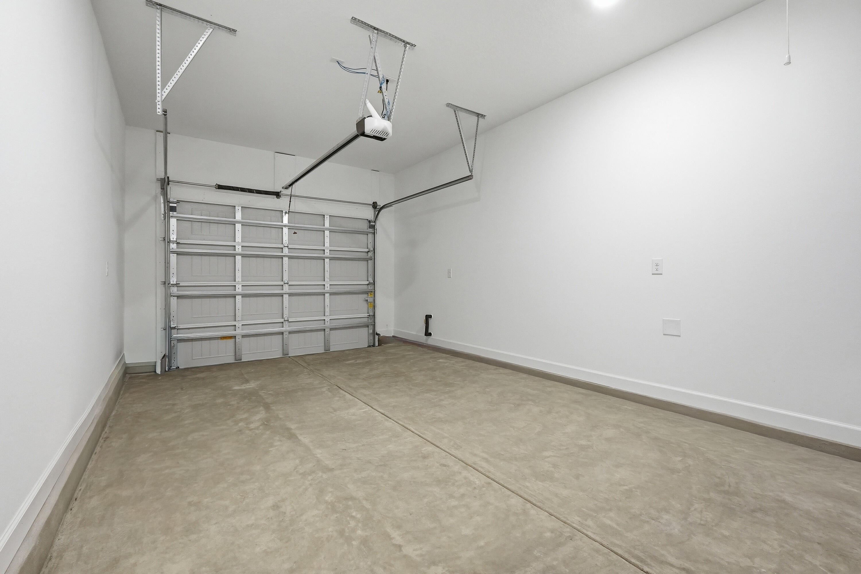 2588 Kingston Road Crestview, FL 32536 - Photo 20 of 23 a view of a garage