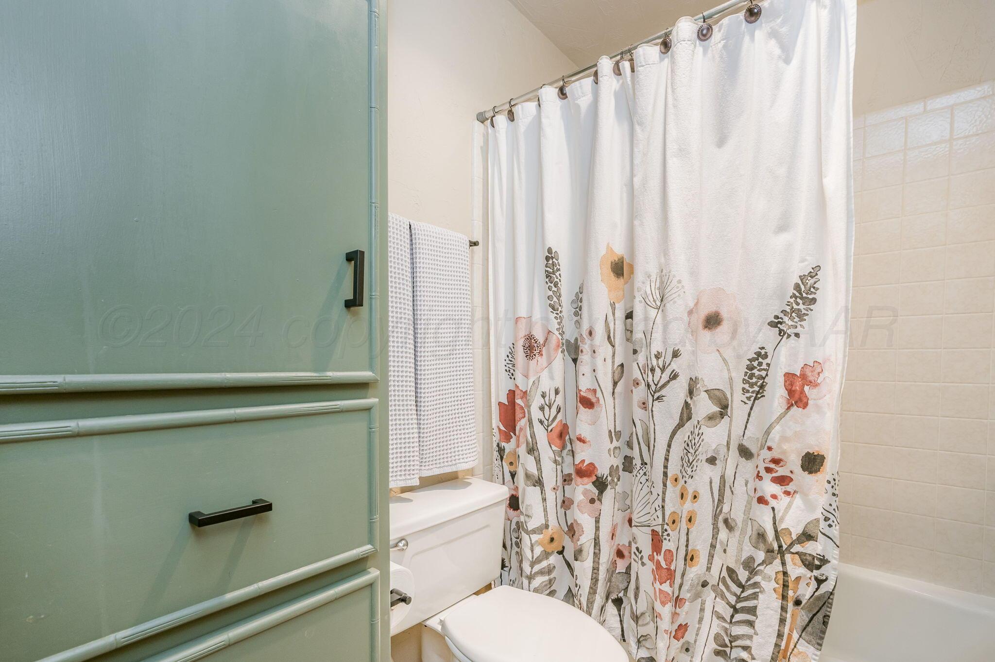 3441 Gladstone Lane Amarillo, TX 79121 - Photo 24 of 28 Jack and Jill Bathroom-2