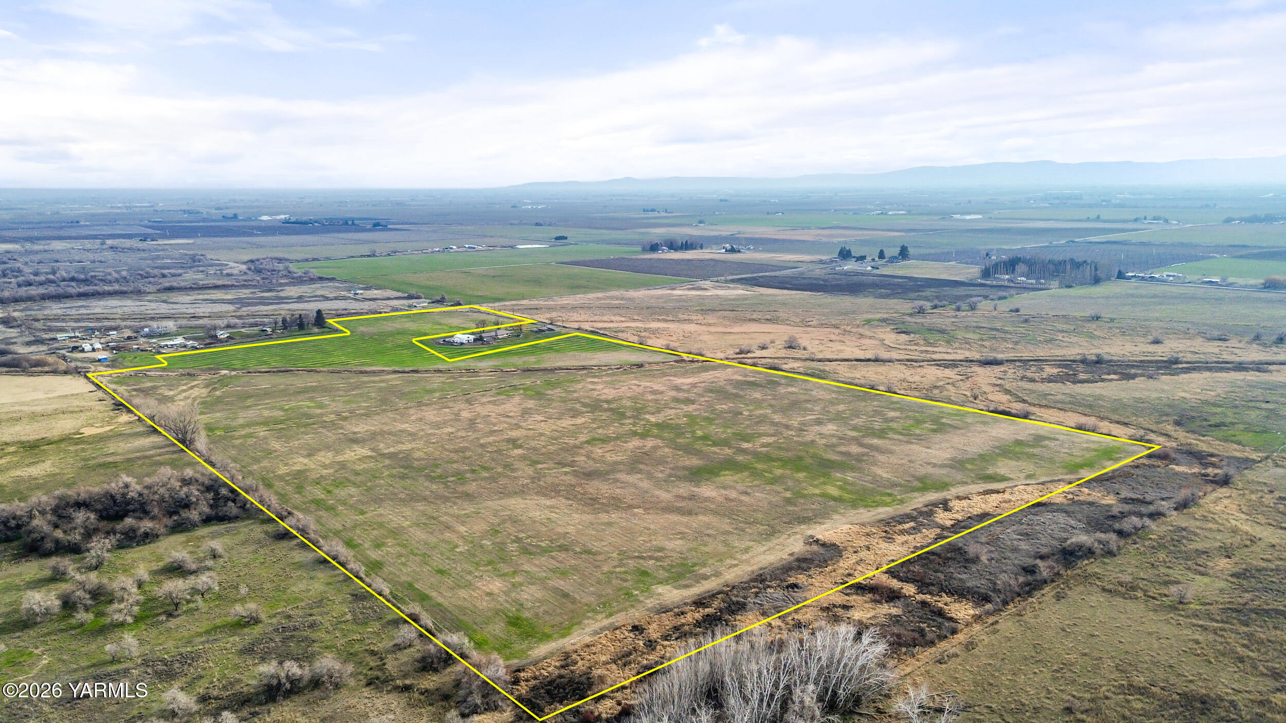 Nka Shields Road Wapato, WA 98951 - Photo 4 of 14 a view of an ocean and beach