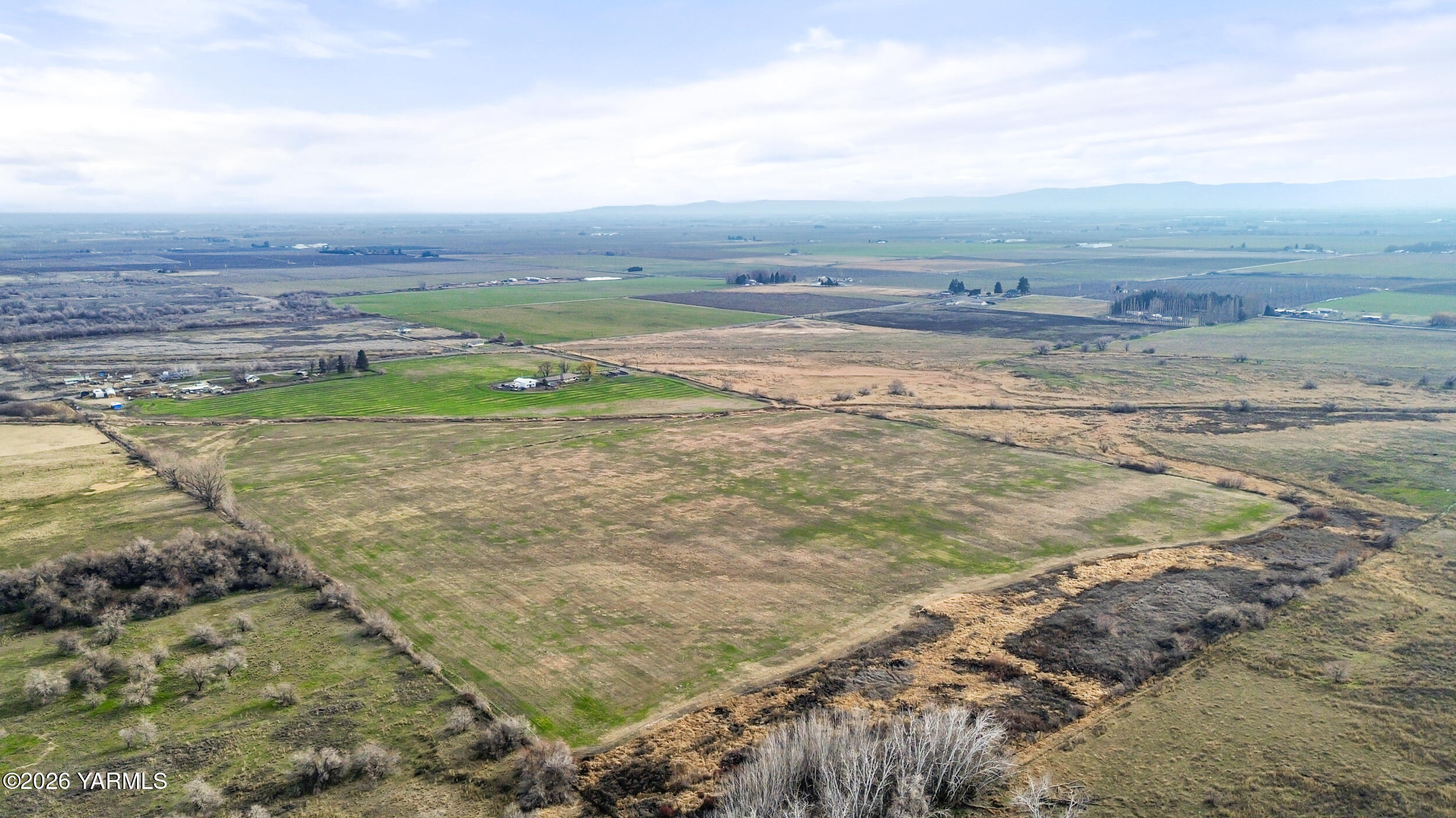 Nka Shields Road Wapato, WA 98951 - Photo 8 of 14 a view of an ocean and beach