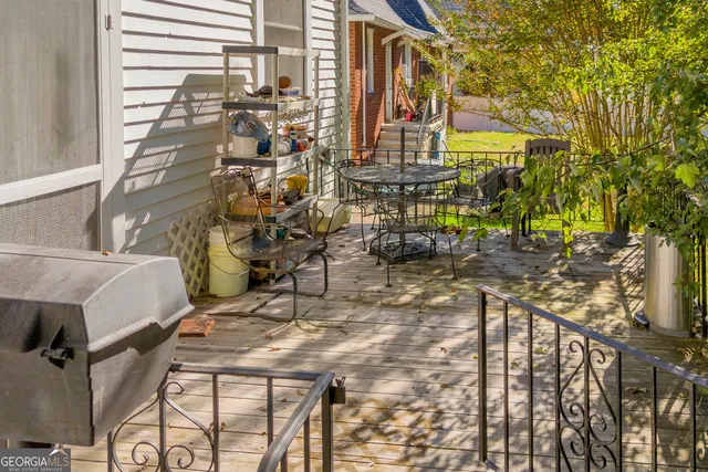 a view of a house with backyard and tree