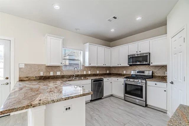 $2,490 | 18111 Hillock Glen Lane, Cypress, TX 77429