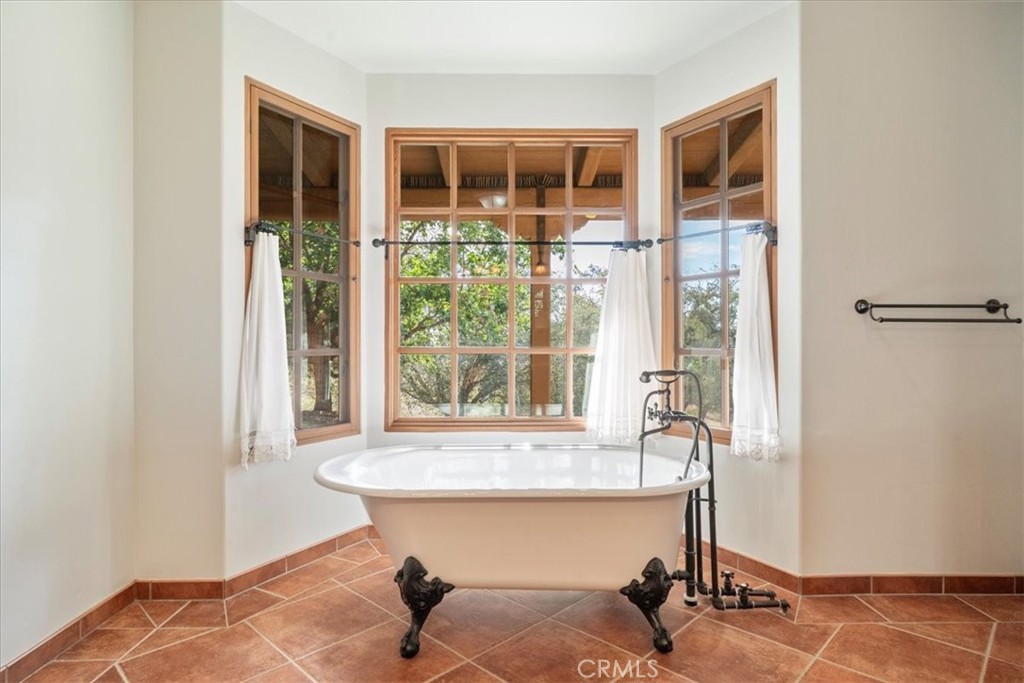 30718 Mesa Crest Road Valley Center, CA 92082 - Photo 22 of 50 Primary Bath
