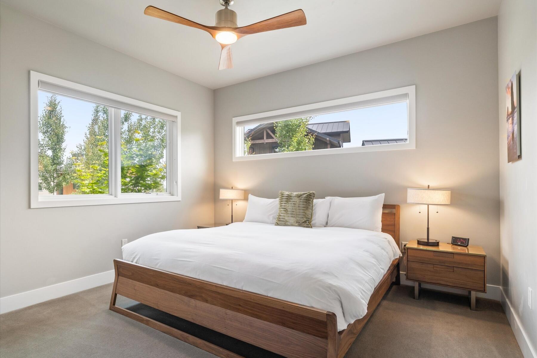 19208 Gateway Loop, Unit 17 Bend, OR 97702 - Photo 11 of 38 FULL EN SUITE BATH OFF OF EVERY BEDROOM.