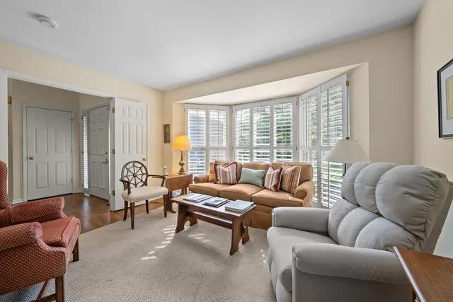 $749,000 | 28 Warrington Drive, Lake Bluff, IL 60044