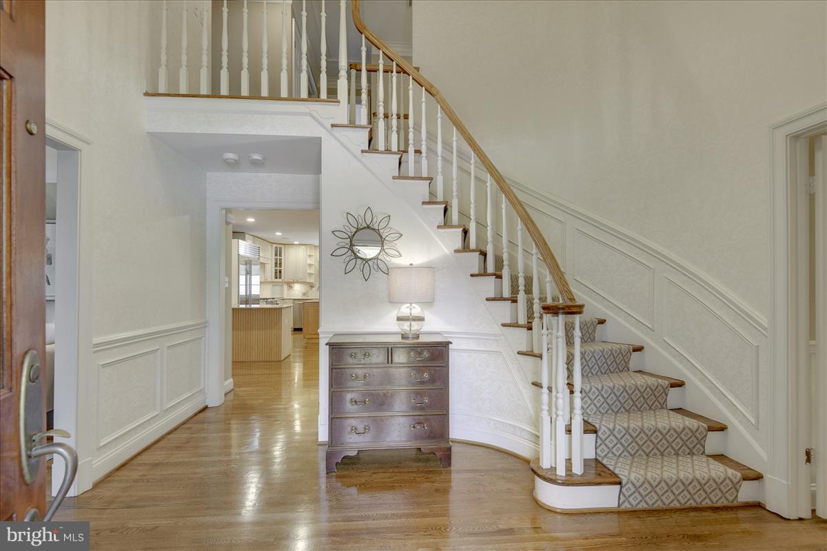 9904 Hall Road Potomac, MD 20854 - Photo 2 of 29 Foyer