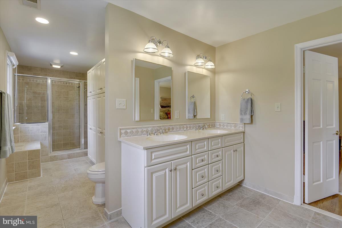 9904 Hall Road Potomac, MD 20854 - Photo 15 of 29 Bath (Master)