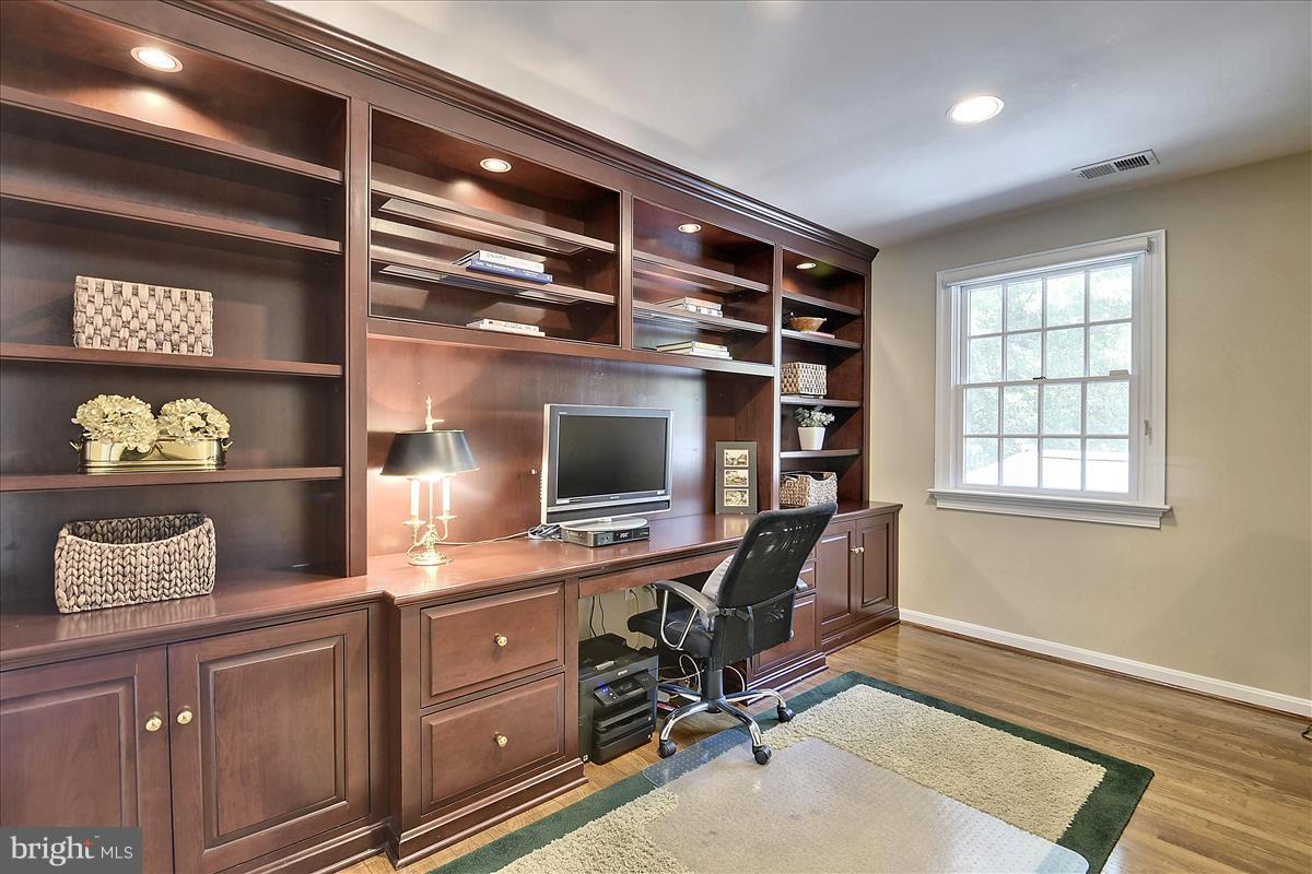 9904 Hall Road Potomac, MD 20854 - Photo 16 of 29 Upper Level Office