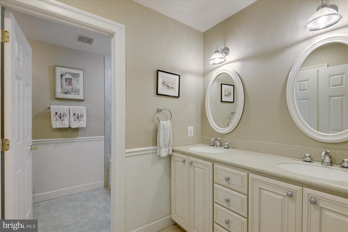 9904 Hall Road Potomac, MD 20854 - Photo 18 of 29 Bath