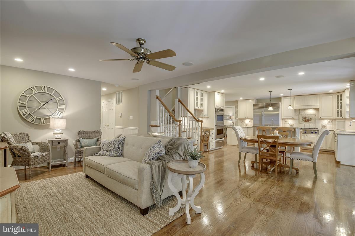 9904 Hall Road Potomac, MD 20854 - Photo 3 of 29 Family Room