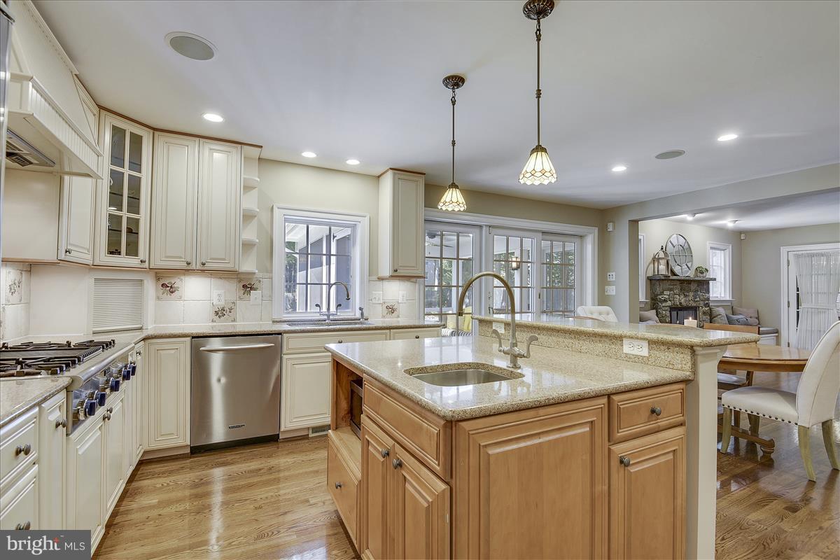 9904 Hall Road Potomac, MD 20854 - Photo 5 of 29 Kitchen