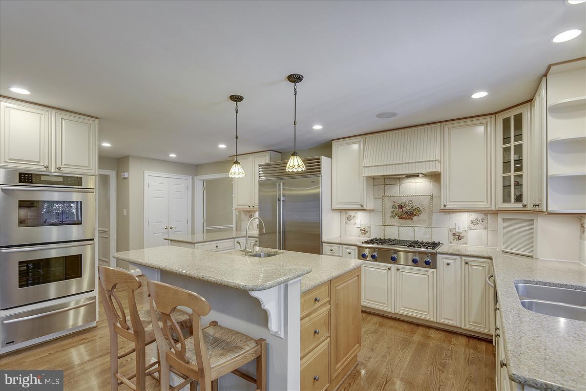 9904 Hall Road Potomac, MD 20854 - Photo 6 of 29 Kitchen