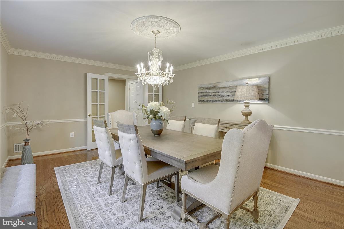 9904 Hall Road Potomac, MD 20854 - Photo 8 of 29 Dining Room