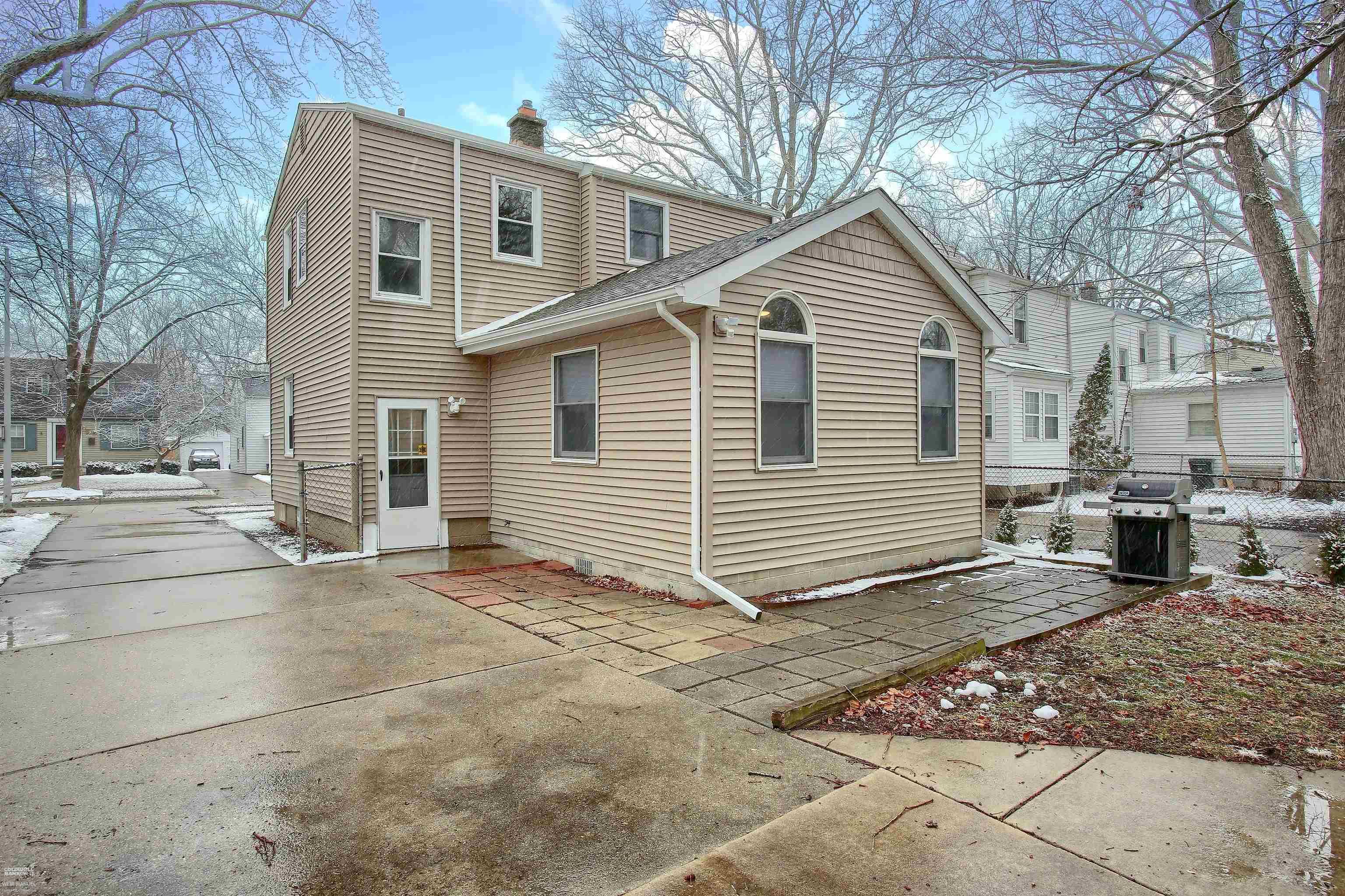 2168 Hampton Road Grosse Pointe Woods, MI 48236 - Photo 3 of 26