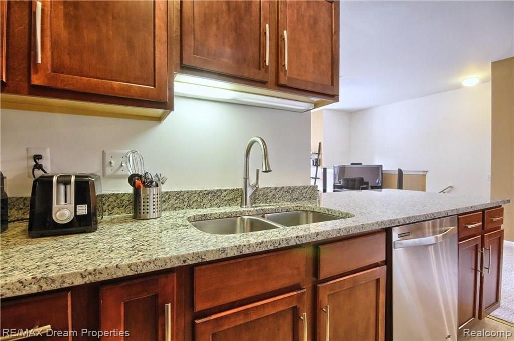 41584 Hamlet Lane Novi, MI 48375 - Photo 9 of 26