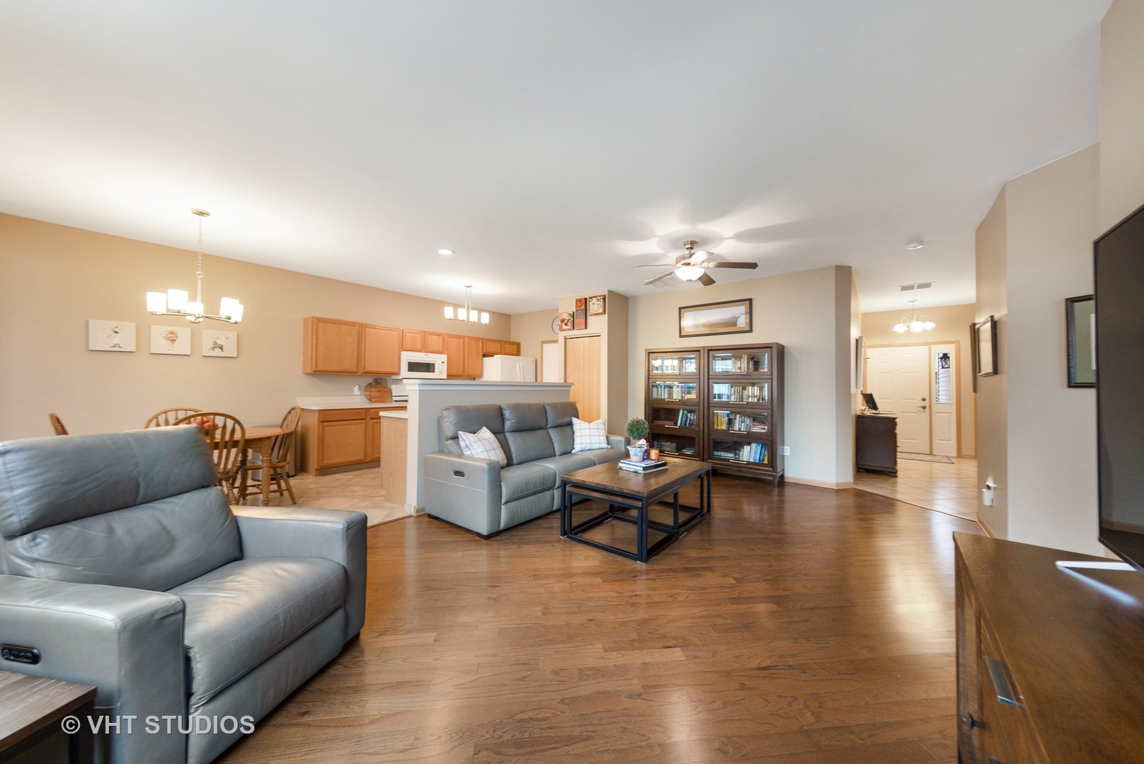 640 Empire Way Romeoville, IL 60446 - Photo 3 of 30 Gallery Image 3