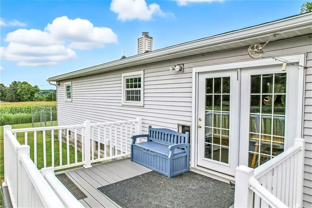 a view of a backyard