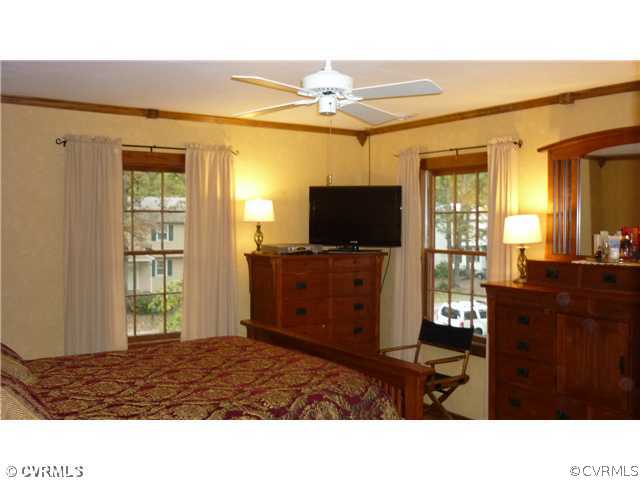 2018 Esquire Road Richmond, VA 23235 - Photo 2 of 7 a living room with furniture and a flat screen tv