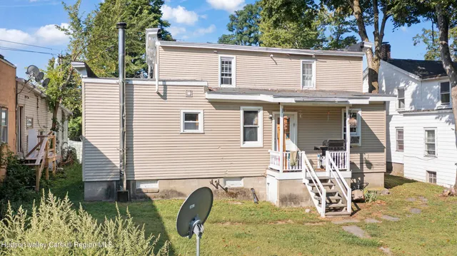 a view of a house with backyard