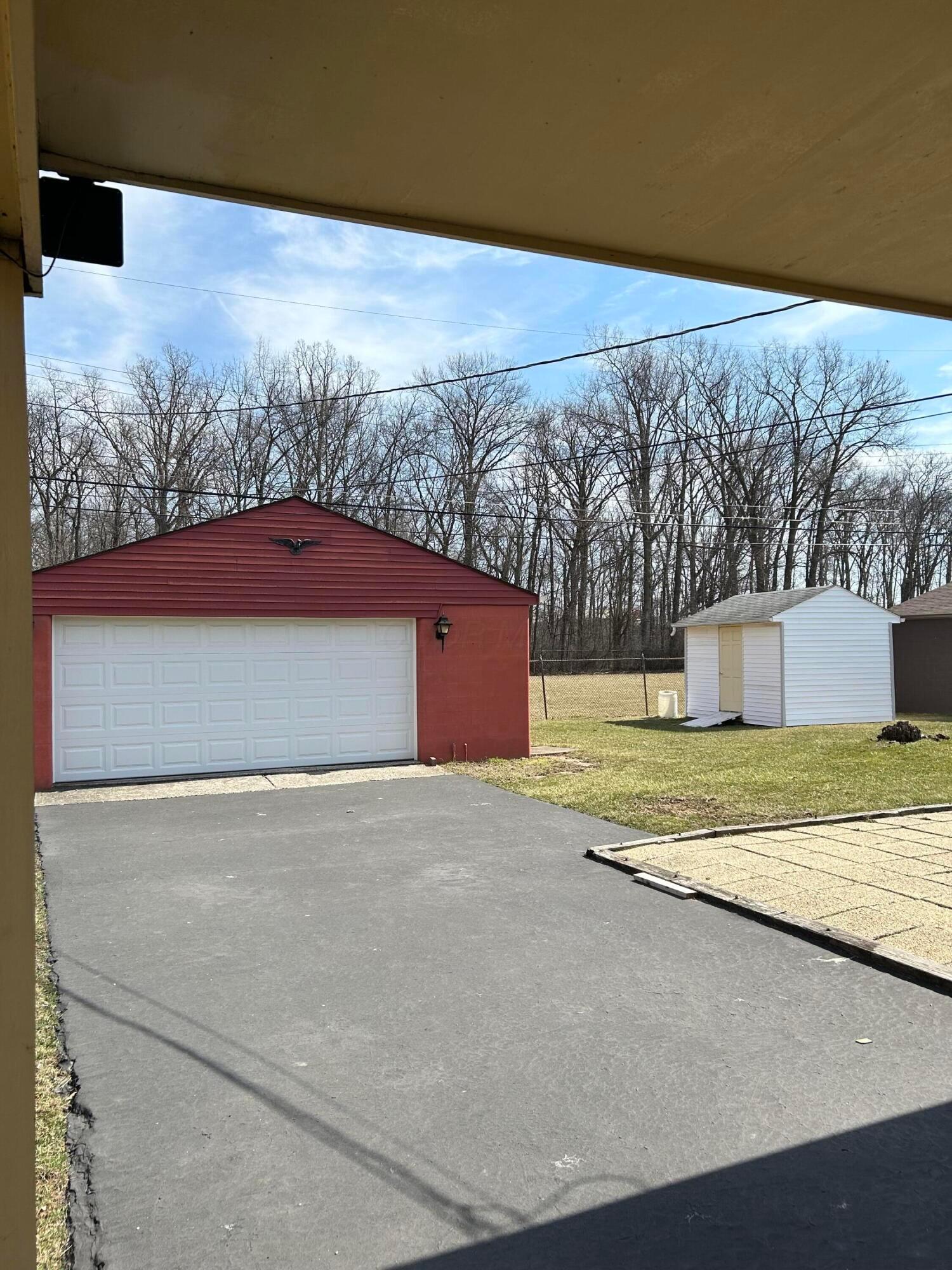 372 Topsfield Road Columbus, OH 43228 - Photo 5 of 31 Oversized 2 car garage