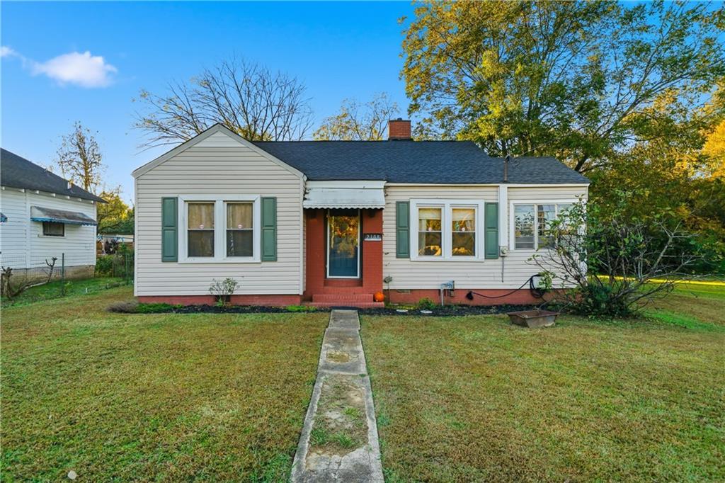 a view of a house with a yard